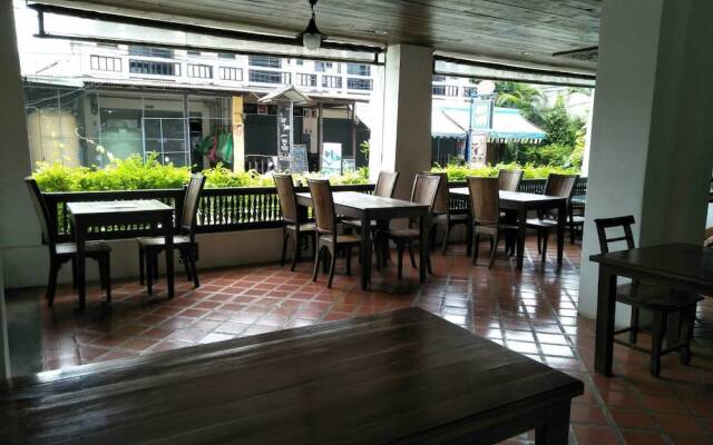 Holiday Park Hotel