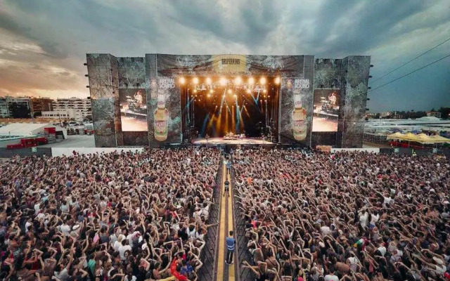 Apart Port Arenal con terraza y piscina