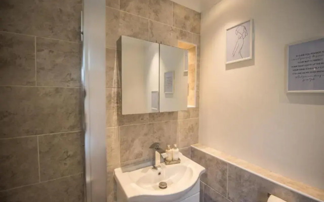 Stunning 2BD Family Retreat Swansea