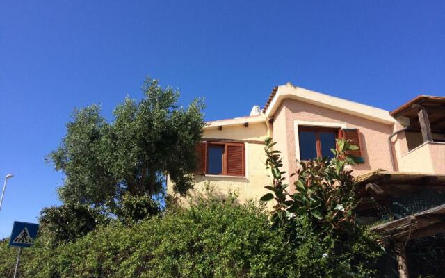 Airport-Port-Commercial Center-Trilo-3 indipendent rooms at 5 minutes by walk from bus to beaches & city of olbia and 25 min by walk to Airport Azzurro