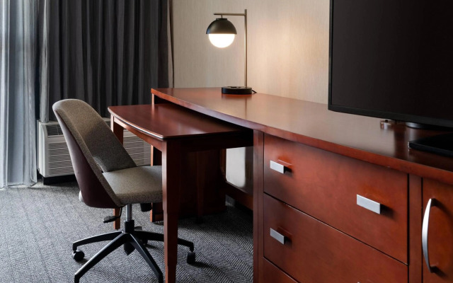 Courtyard by Marriott Bakersfield
