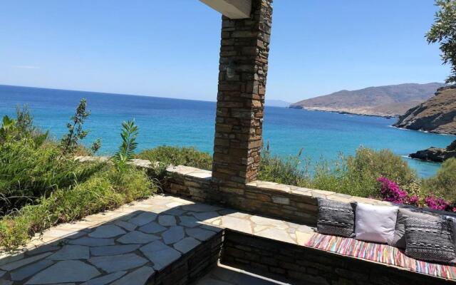 Seaside small villa near beach