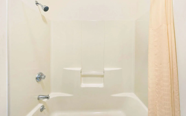 Travelodge by Wyndham St. Louis