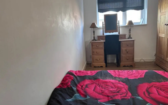 Spacious 2-bed Apartment in Hornchurch