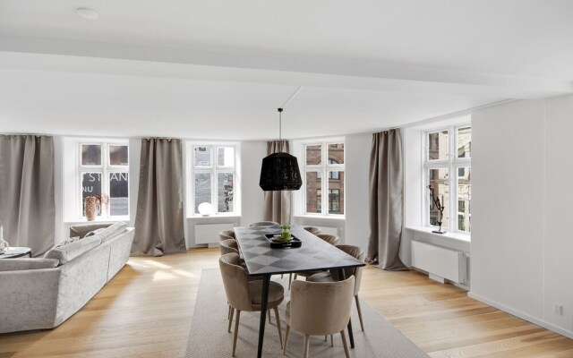 Sanders Regent - Popular 3-bdr Apt With Balcony