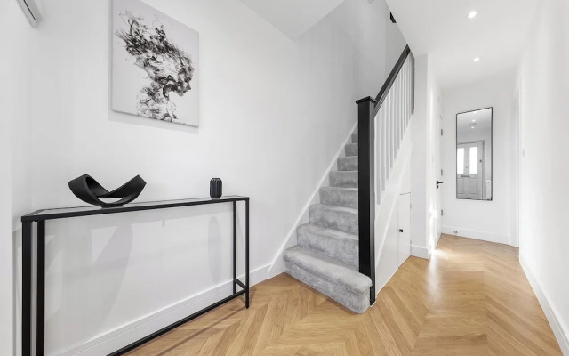 Spacious 4BR Home in Brentford, Free Parking