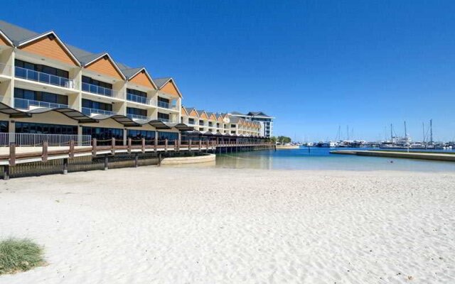 Quality Suites Crest Mandurah