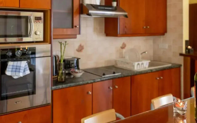 Stay Gold Feathers Apartment