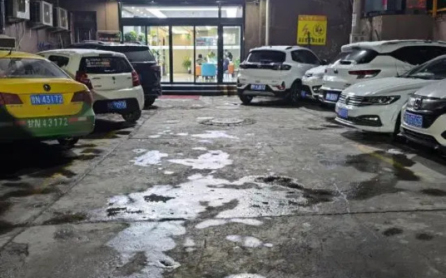 Ease Hotel (Linxia Central Square)