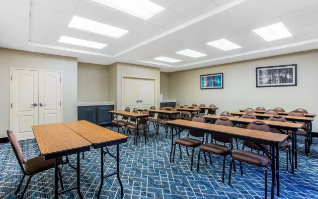 La Quinta Inn & Suites by Wyndham Fultondale Birmingham N