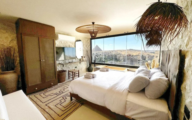 The 2 BDR Pyramids Vista w/ Bathtub