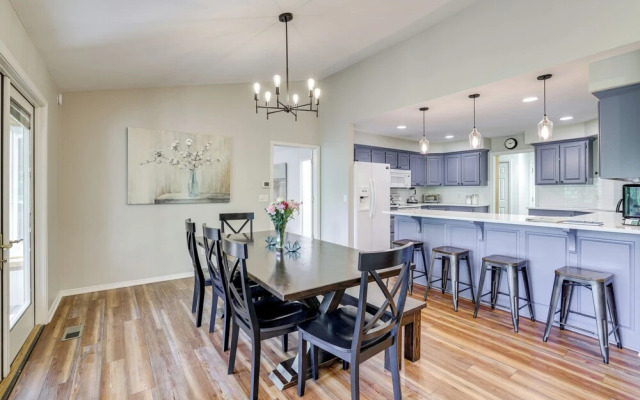 The Bella Vista Lakeside Treehouse: Dock & Kayaks!