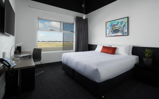 Rydges Pit Lane Hotel