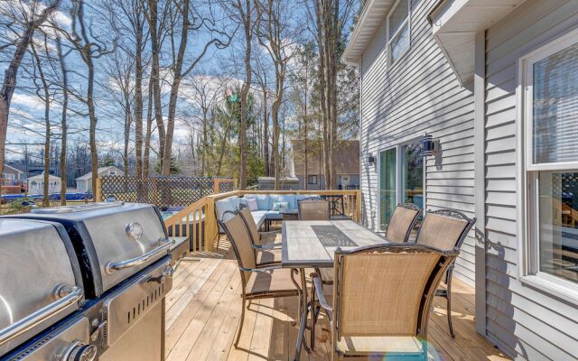 Chic Coolbaugh Township Getaway w/ Hot Tub!