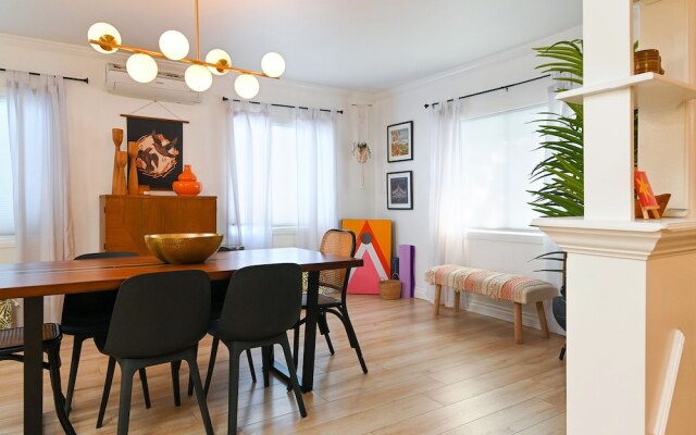 Immaculate 3bdr Private Bungalow, Walk to Beach!