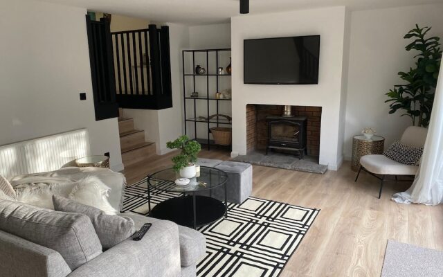 Sleeps7-parking-garden-patio