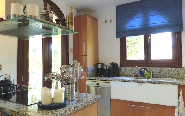 Marvelous Villa with Infinity Pool Ref 85