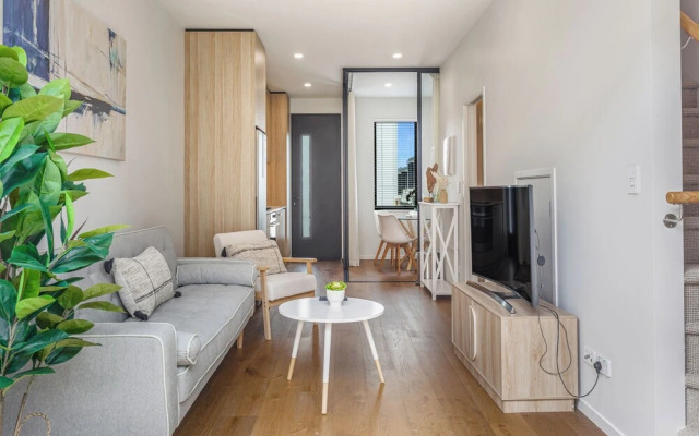 Fresh & sleek Grey Lynn unit with private patio
