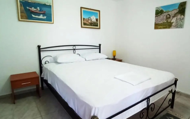 Maris full apartment with roof garden access