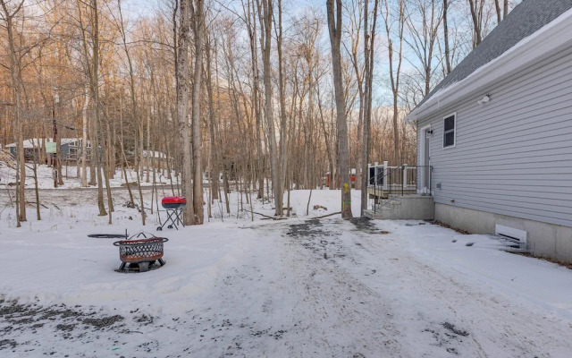 Hike & Ski: Pocono Lake Home w/ Community Perks!