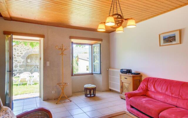 Spacious Holiday Home near Forest in Auvergne
