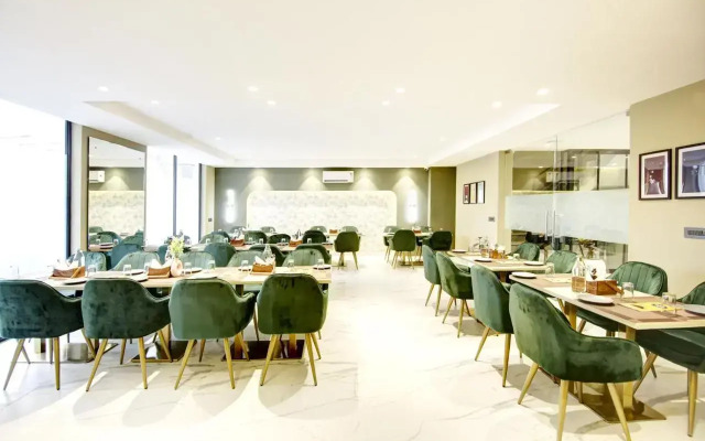 Saltstayz Premier – Galleria Market Road & Sector 27