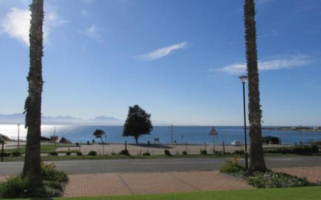Point Village Accommodation - Santos 6