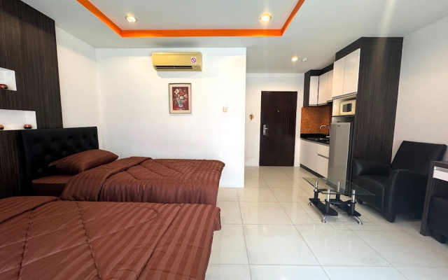 Comfortable Pool-view Studio With Balcony - Pratumnak, Pattaya