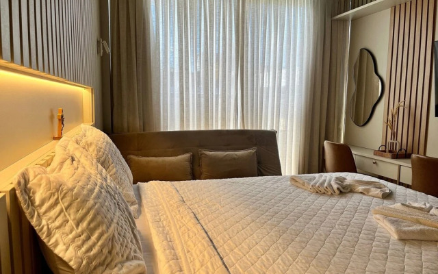 Setai Yacht Comfort II - By Almare Flats