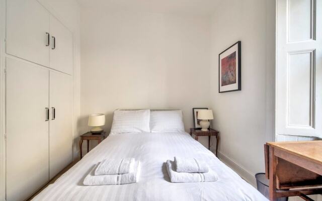 Colourful West-end Apartment - 2 Double Bedrooms 4 Guests!