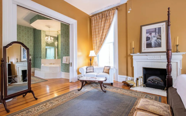 DuPont Mansion Bed & Breakfast