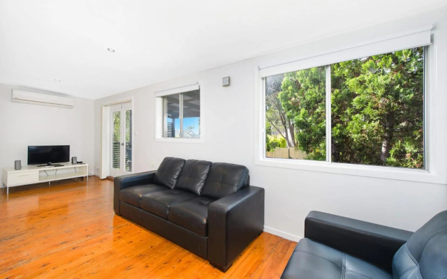 BONNY BEACH HOUSE - Holiday Accomodation with Pool