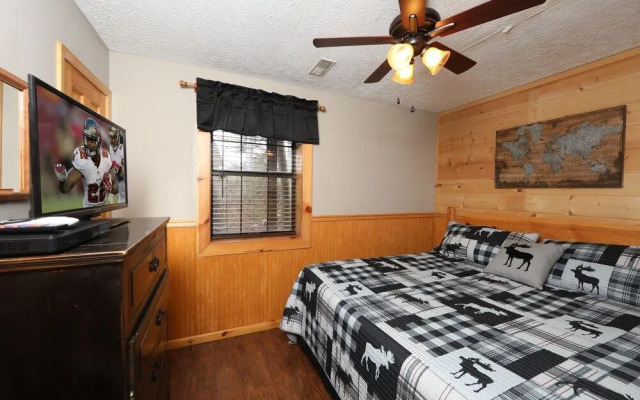 Just Hanging Out - Three Bedroom Cabin