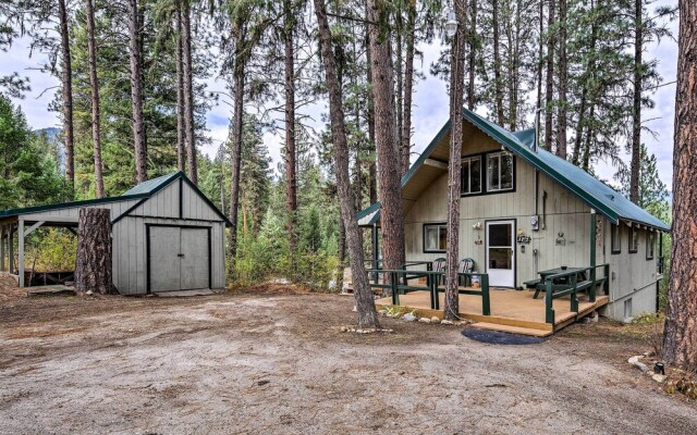 Hillside Hideaway: Warm & Cozy Terrace Lakes Cabin