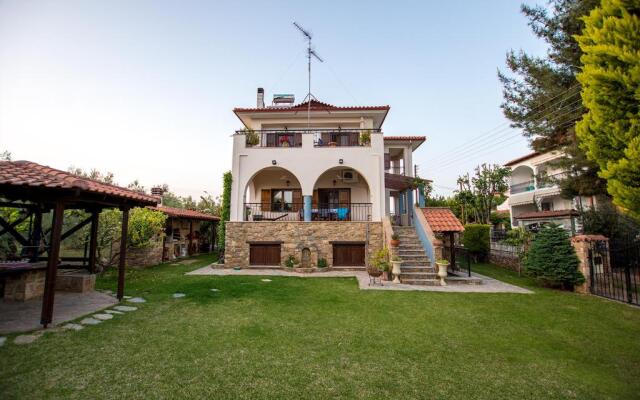 Rustic, luxurious,garden villa 70m from the sea