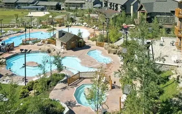 SPACIOUS 2-Br 2-Ba | Ski In/Out | Pool & Hot Tubs | in Heart of PANORAMA RESORT