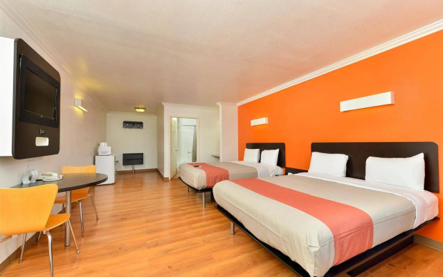 Motel 6-Vista, CA