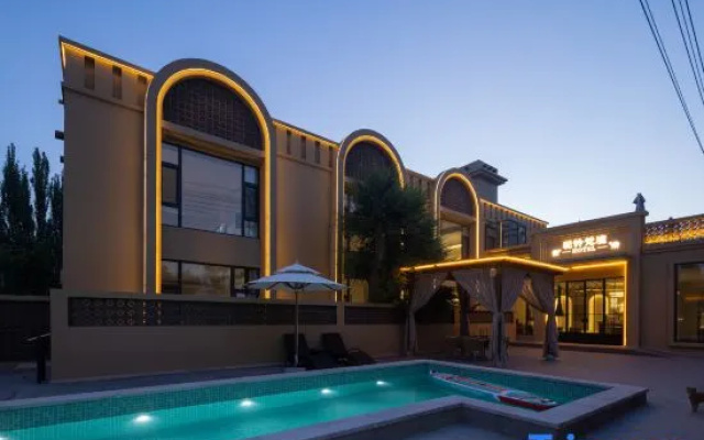 Fanjing・AURA | Desert Galaxy Pool, 360° Gilded Sunset Panoramic Stay (Shazhou Night Market) — 3-star hotel in Jiuquan