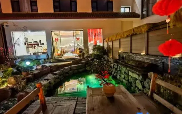 Yuncijian Private Hot Spring Homestay (Emeishan Baoguo Temple Tourist Center)