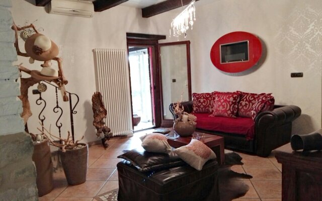 House With 2 Bedrooms in Cupramontana, With Enclosed Garden and Wifi -
