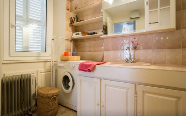 Large 1 Bedroom with Balcony City Centre