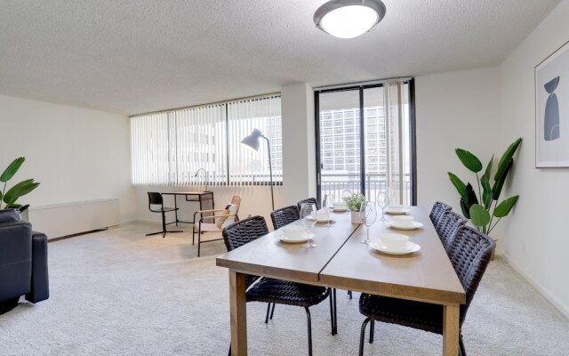 Charming Elegance Crystal City Apartment