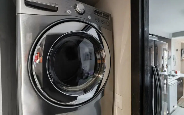 2BR Apartment With Jacuzzi - Pool - City Skyline