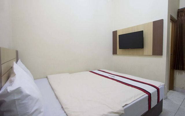 RedDoorz Plus near Stadion Mandala Krida