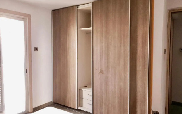 Renovated 2-bedroom flat with free parking, center