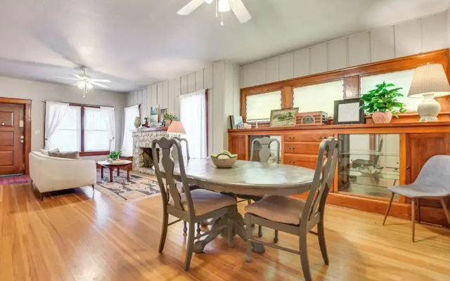 Stroll to Bradenton Riverwalk! Stylish Apartment