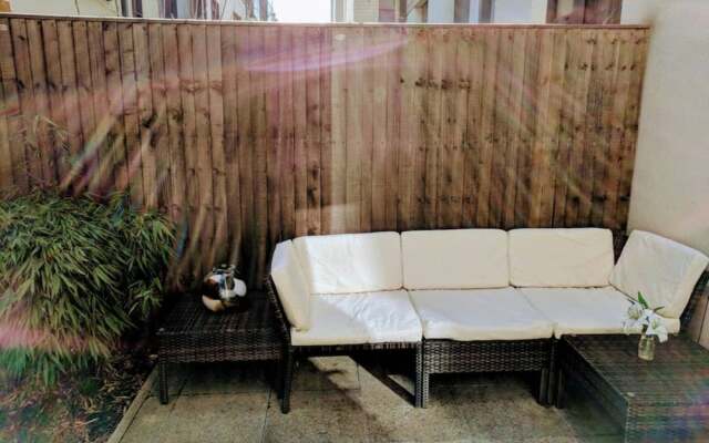 2 Bedroom North Kensington Apartment With Courtyard