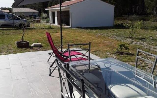 Villa en bordure de forêt .