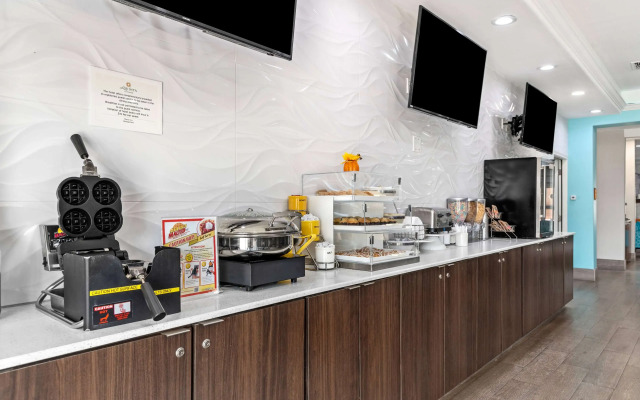 La Quinta Inn & Suites by Wyndham Raymondville