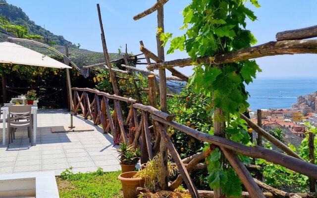 Villa in Lemon Grove With Sea Views & Sea Breeze